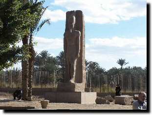 Statue de Ramss, parmis les blocs de pierre dans le sable : seuls vestiges de la plus grande ville de l'Egypte Pharaonique